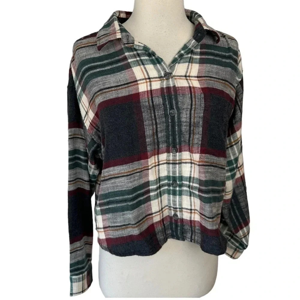 American Eagle M gray plaid cropped flannel button down shirt NEW